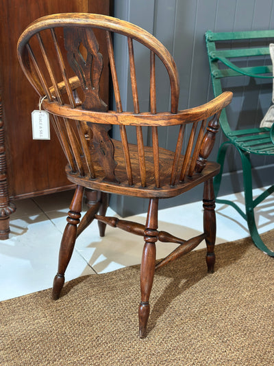 Early 19th Century Elm Windsor Chair